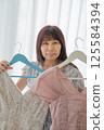 A woman choosing clothes 125584394