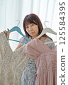 A woman choosing clothes 125584395