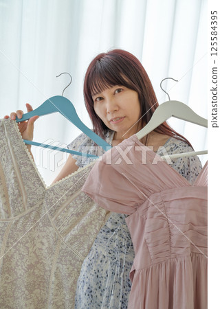 A woman choosing clothes 125584395