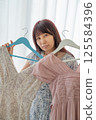 A woman choosing clothes 125584396