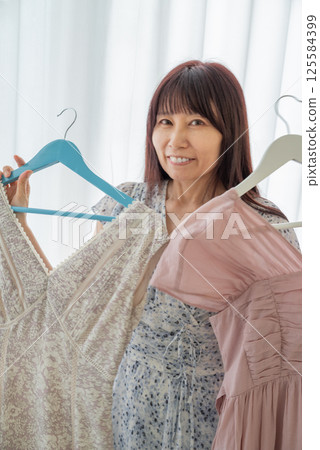 A woman choosing clothes 125584399