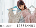 A woman choosing clothes 125584401