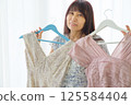 A woman choosing clothes 125584404