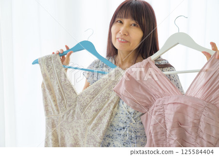 A woman choosing clothes 125584404