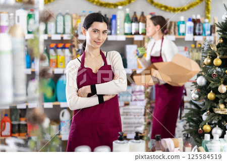 Young saleswoman welcoming clients while other working in background 125584519