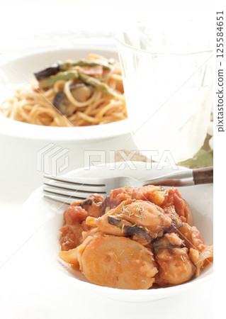 地中海美食：章魚馬鈴薯燉菜和肉醬義大利麵 125584651