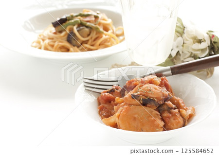 地中海美食:章魚馬鈴薯燉菜和肉醬義大利麵 地中海美食:章魚馬鈴薯燉菜和肉醬義大利麵 125584652