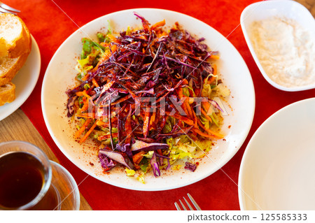 Traditional Turkish salad of shredded cabbage and carrots with olive oil and sumac 125585333