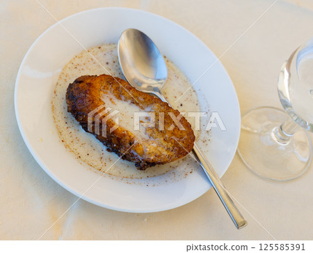 Fried bread with milk, egg and sugar. Typical Spanish Easter sweet 125585391