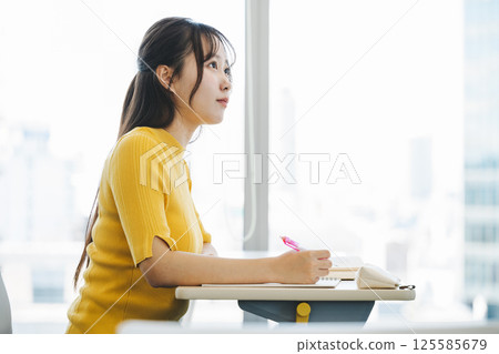 一名年輕女子在職業學校上課 一名年輕女子在職業學校上課 125585679