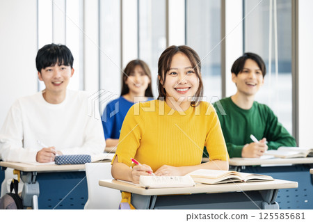 學生在學校教室上課 125585681