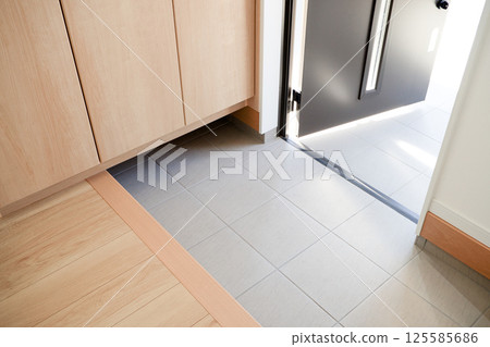 Image of a house: Entrance with outward-opening door 125585686