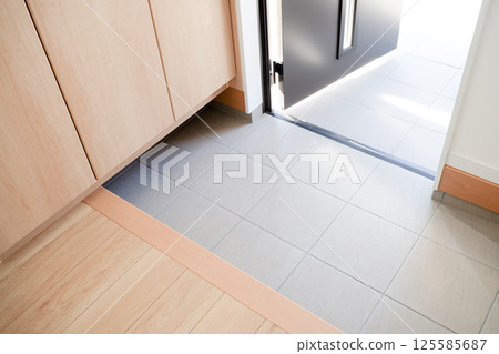 Image of a house: Entrance with outward-opening door 125585687