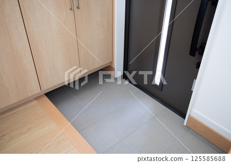 Image of a house: Entrance with outward-opening door 125585688