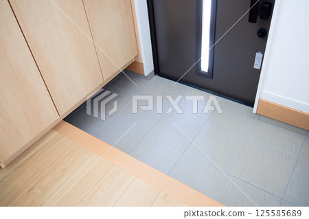 Image of a house: Entrance with outward-opening door 125585689