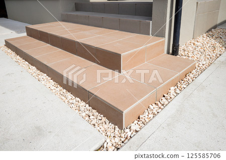 住宅圖片：入口通道：更換後的樓梯上舖有棕色瓷磚 125585706