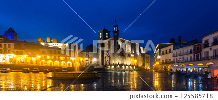 Central square of Trujillo, Plaza Mayor, at dusk 125585718
