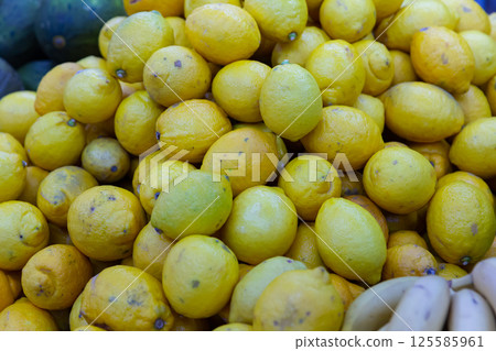 Many of whole ripe lemons 125585961