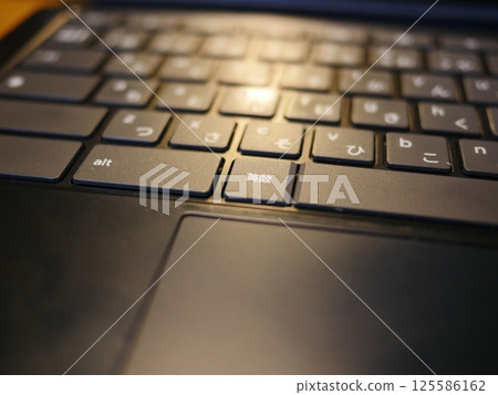 桌上的智慧型手機、電腦鍵盤和遙控器、影印空間、家中的休閒景色 125586162