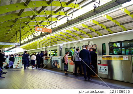 多摩單軌電車立川北站,其獨特的拱形柱子 多摩單軌電車立川北站,其獨特的拱形柱子 125586936
