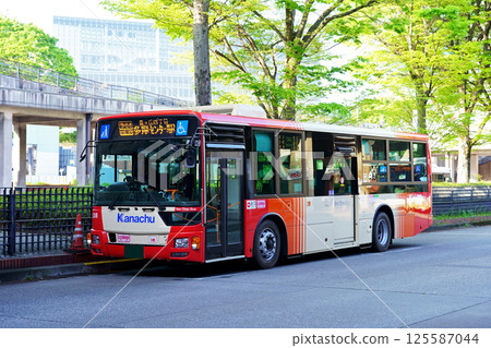 一輛新色的神奈中巴士在多摩中心站等待發車 一輛新色的神奈中巴士在多摩中心站等待發車 125587044