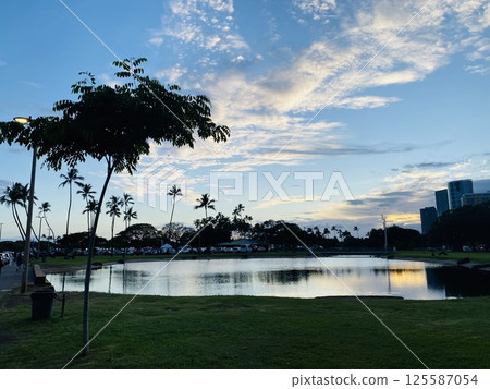 日落時的夏威夷阿拉莫阿納海灘！ 125587054