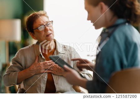 patient and a doctor talking 125587200