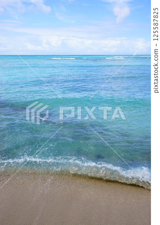 The blue sea of Hawaii 125587825