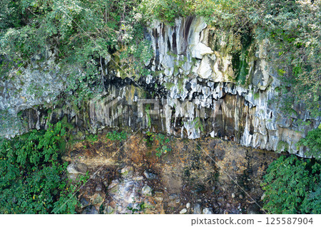 白須瀑布周圍的柱狀節理 125587904