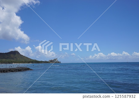 The blue sea of Hawaii 125587932
