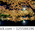 夜晚的櫻花倒映在水面上 125588196