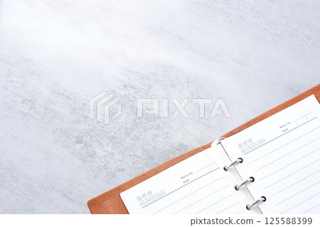 某人打開環形筆記本進行辦公桌工作的圖像 某人打開環形筆記本進行辦公桌工作的圖像 125588399