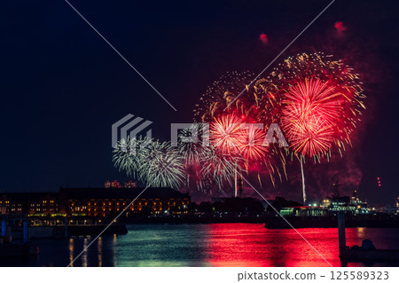 Minatomirai Smart Festival Fireworks Display 125589323