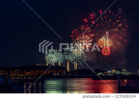 Minatomirai Smart Festival Fireworks Display 125589324