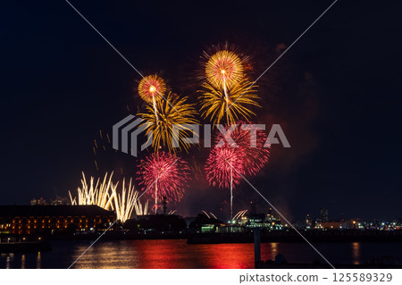 Minatomirai Smart Festival Fireworks Display 125589329