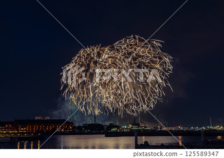 Minatomirai Smart Festival Fireworks Display 125589347