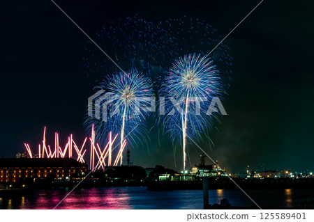 Minatomirai Smart Festival Fireworks Display 125589401