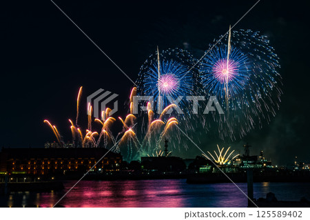 Minatomirai Smart Festival Fireworks Display 125589402