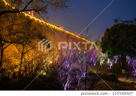 南京玄武湖公園夜晚燈火通明的城牆 南京玄武湖公園夜晚燈火通明的城牆 125589507