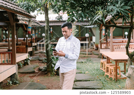 chinese man in traditional garden 125589903