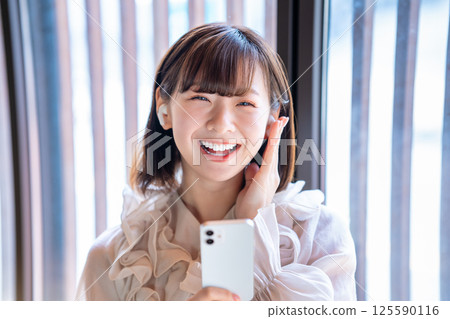 聽到在智能手機的音樂的一個少婦 125590116