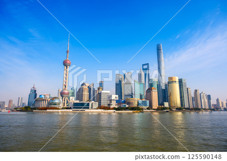 從中國上海外灘看浦東新區的摩天大樓 從中國上海外灘看浦東新區的摩天大樓 125590148
