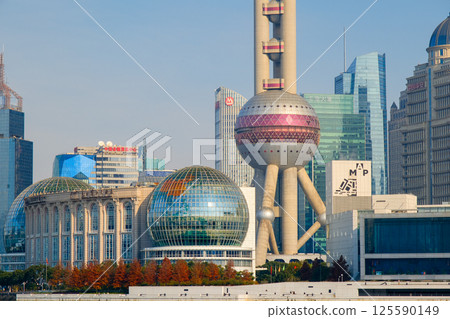 從外灘俯瞰上海浦東新區的東方明珠廣播電視塔 125590149