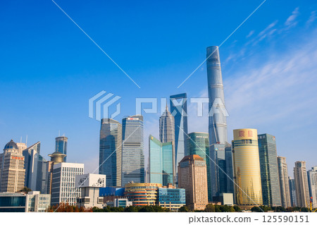從中國上海外灘看浦東新區的摩天大樓 125590151