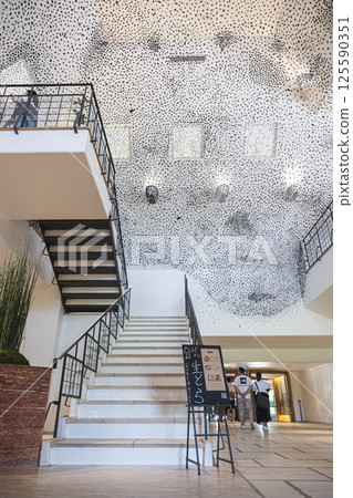 時尚的樓梯 125590351