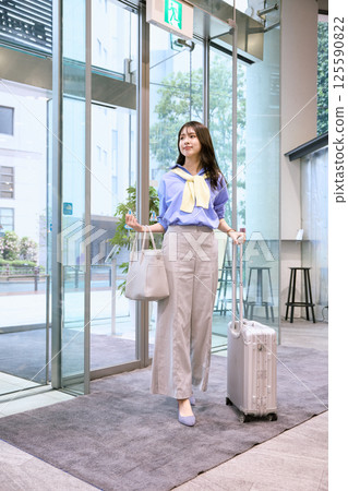 一位女士去辦公室上班 一位女士去辦公室上班 125590822