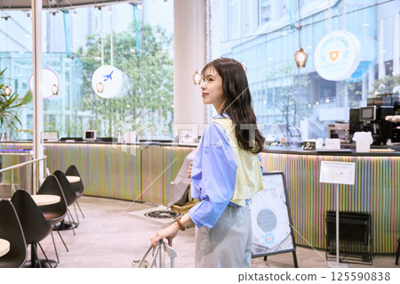 一位女士去辦公室上班 一位女士去辦公室上班 125590838