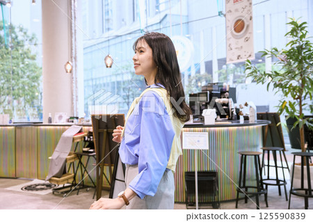 一位女士去辦公室上班 一位女士去辦公室上班 125590839