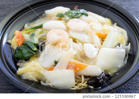 美味的海鮮炒麵，醬汁濃稠 125590967