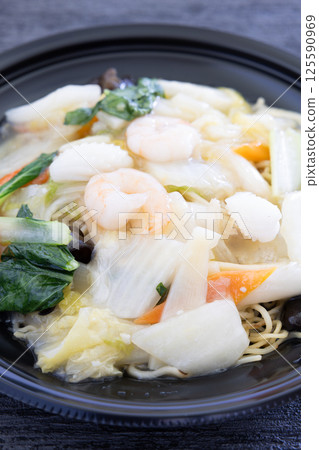 Delicious seafood fried noodles with thickened sauce 125590969